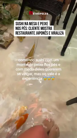 Maria Júlia, do Distrito Federal, foi ao #restaurante Made in #Japan e decidiu registrar sua experiência. No vídeo, ela mostra que o lugar tem uma proposta um pouco diferente: os #peixes ficam nadando no chão do ambiente. Enquanto está comendo sushi, ela revela que tem medo dos peixes quererem se vingar e acabou viralizando! Os internautas acharam a ideia do local bem ousada e não deixaram de brincar nos comentários. “Acabou o salmão? Tem um no meu pé”. Outro brincou: “Nossa, que humilhação pros peixes”. #TikToknotícias