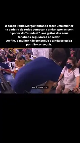 O coach Pablo Marçal tentando fazer uma mulher na cadeira de rodas começar a andar apenas com o poder do 