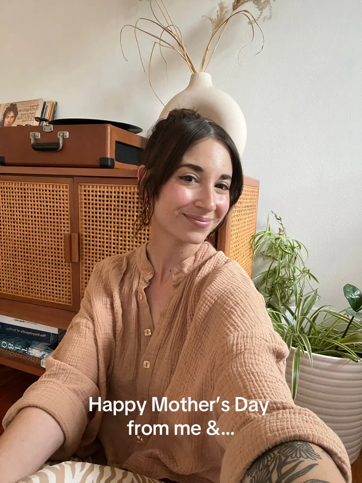 My original placenta video randomly got a bunch of likes this week so we’re back to say hi again #mothersday #placenta