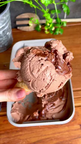 🍨KVARGGLASS CHOKLAD🍫 Denna glassen har verkligen blivit en ny favorit här hemma!! Krämig chokladglass med chokladrippel och havssalt, MAGISKT GOTT!🥳🤤  Tagga en choklad/glassälskare som måste prova detta!☀️ RECEPT (CA 600 GRAM) 500 g vaniljkvarg 0,2% 1 msk kakao Ca 1 dl sötströ 0,75 tsk xantangummi  TOPPING  25 g proteinella  Flingsalt  👩🏼‍🍳Vispa kvarg, xantangummi, kakao och sötströ fluffigt med en elvisp (vanlig visp går bra om man tar i lite), häll sedan ut i en behållare med lock. Toppa med toppingen och in i frysen 2-3 timmar (står den i frysen längre än så behöver den tinas innan servering). Makros/100 g: Ca 69 kcal 2 g fett 5 g kolhydrater 9 g protein
