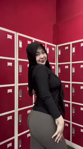 males pake barbell  *gatau kenapa tibatiba resolusi videonya berubah jadi kayagitu huhu bingung