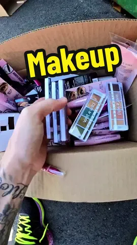 Employees stashed a whole entire box of make up in this dumpster. Wonder if they are coming back for it ?!?  #dumpsterdiving #makeup #food 