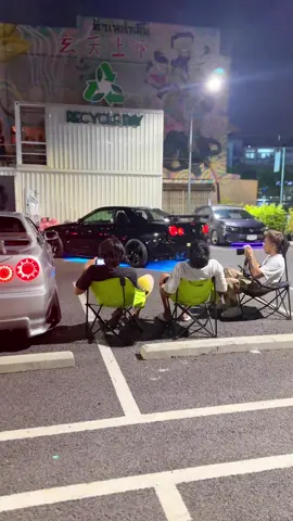 ยุกับเพื่อน และรถสวยๆ ไม่มีิอะไรที่จะดีไปกว่านี้แล้ว What could be better? 🚗🚙😎🙌 #jdmbangkoktour #r34dailysui #motysthailand #ElevoThailand #Onecartrust #bangkokfellow #SkyCollection  #nismo #skyline #omori #nismor34 #jdm90s  #rb26dett  #r34スカイラインgtr #GTRLifestyle #SkylineGTR #GTR #omorifactory #r34nation #skyliner34 #nissanr34 #r34lovers #nissannismo #Meeting #omorifactory #godzilla  #GTRLifestyle #GTRNation #skygallery #dailysui