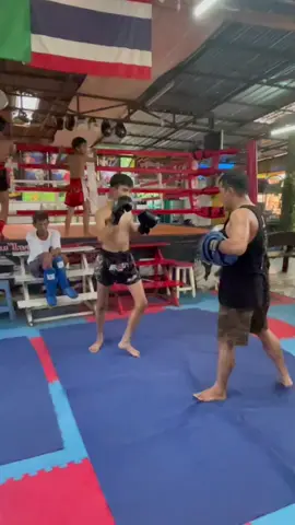 ทำร่างกายกันต่อครับ💪🏻#นักมวย#เพชรตะวัน ศิษย์ป๋าโด๋ #ขวาทางเดียว⚡️ #เด่นเก้าแสนกระทิงแดงยิม #ฟีดดดシ 