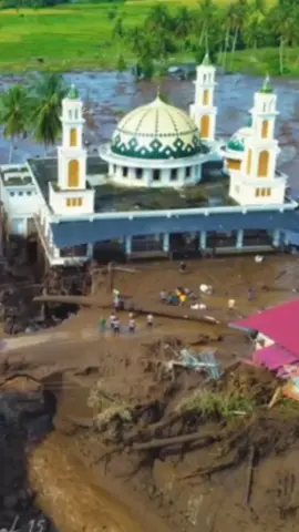 Musibah banjir bandang yang melanda di daerah Batu Sangkar dan sekitarnya pada 11 mei 2024 📹 @afdhalrizk1  • • • • #officialmusikminang #laguminang #laguranahminang #musikminang #sumbar #minang #ranahminang #fyp