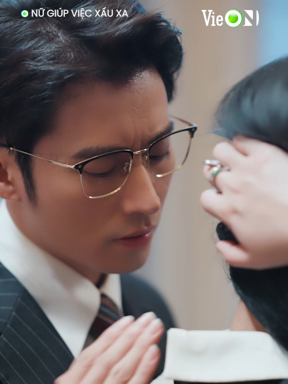 Ông chủ kìm lòng không được trước sức hút của nữ giúp việc. #VieON #VieONPhimTrung #NuGiupViecXauXa #phimhaymoingay #tiktoksoiphim #tiktokgiaitri #fyp