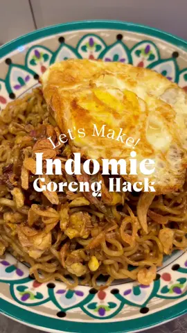 Lg suka bgt Indomie Goreng yg kering gini, tp kalo kalian suka yg nyemek bisa bgt ko ditambah air dan ga kalah enak🤤 - Indomie goreng - Telur - Bawang putih, bawang merah, cabe rawit sesuai selera - Chili flakes sesuai selera - 1sdt saus tiram - Kecap sesuai selera - Bawang goreng #indomiegoreng #indomiehack #miegoreng 