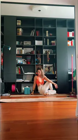 Let’s start the week with a hip mobility flow #milaneseyogini #mobility #yoga #dailypractice #flowing #yogateacher #yogatiktoks @