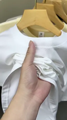 Simple yet tasteful, pure white T-shirts are the eternal rule of fashion trends#tiktok #fpy #foryou #uk #tshirt #fashion #Summer #dressing 
