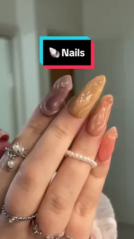 To honor the #femenineenergy means to stay in touch with emotions, patience, creativity, self love, communication skills, delicate expressions. 🐚🐚🐚 I was obviously inspired by the shape of a vulva for this design but the feminine energy as an archetype has nothing to do with that. We all have it and we all need to remember to take good care of it, and allow it to flow in balance and harmony with its opposite, the masculine energy.  Vulva nails are available as personalized press on or gelx extensions ❤️ Book online with me using the link in my profile 😉✨ #vulvanailart #conchanails #concha #vulvaart #nailart #naildesign