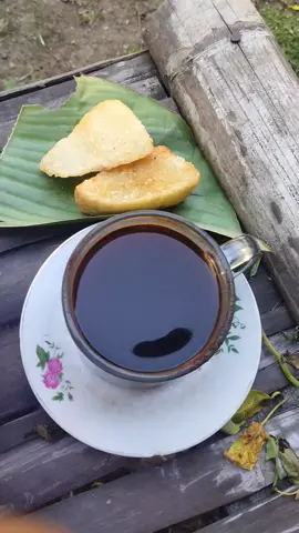 segelas kopi bersanding jadah goreng #ngopibosss☕☕☕ #ngopisantuy #ngopi 