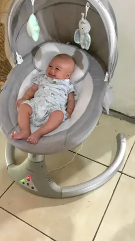 Ibu siapin air buat mandi, dede diayunan dulu yaa🥰. Anteng banget kalo udah ditaruh ayunan, makasih kadonya pa lek Agung dan bulek Desi kepake banget dari dulu sampe sekarang bahkan sampe nanti kalo punya adek😁😁#perlengkapanbayi #ayunanelektrik #sugarbaby #fypシ゚viral 