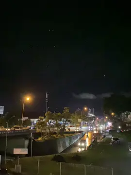 Malam Romantis “ ujang su paleng mangarti eeee” danke bnyak lai, su bisa bkg ktg lepas rindu, lepas kangen, lepas peluk, leps sapu2 kapala, lepas appaaaa , Lepas kanapaaaa” Pokonya malam ini akang cocok dng abang wezz baker pung lagu malam”. #kotaambon #kotaambonmanise #maluku_ambon #sejuk #dingin #malambahagia #ujangrintikrintik #rinduawakseparuhnyawa 