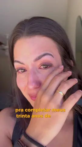 26/100 - crise dos 30 anos 💔 Vocês sabem que aparecer chorando aqui não faz o meu tipo 🥲 mas eu quero começar a falar sobre essa fase, estava a dias com isso na cabeça e esse primeiro vídeo não saía.. e bom, tá aí a forma mais real do que tenho vivido. Eu não consigo só ver a parte ruim disso, estar perto de completar meus 30 anos tem sido maravilhoso, tenho vivido exatamente e muito mais do que eu sempre sonhei e quis, mas claro que a vida tem seus sofrimentos. Ver meu corpo envelhecer me faz ter orgulho de tudo o que já vivi até aqui, mas também é assustador! Assustador porque o tempo passa muito rápido, assustador porque não me sinto com idade suficiente pra acordar com a cara tão amassada assim 🤣 Nunca estou satisfeita com minhas roupas, trabalho, sempre falta, falta, falta… é só uma fase, ela vai passar 🙏🏼 #fy #pravoce #viralvideos ##crisedos30 