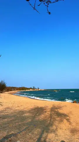 Bãi đá đường ven biển Hồ Tràm - Bình Châu có nước biển trong xanh