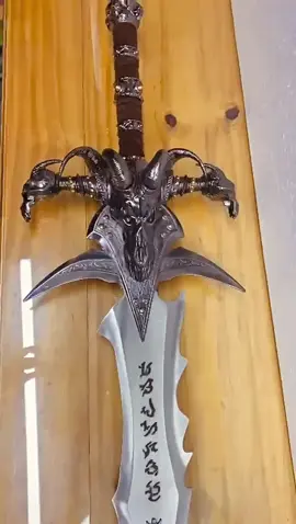 Tenha a Impressionante Espada Frostmourne da saga Warcraft usada pelo príncipe Arthas Lich King. Produto licenciado. 🔶 Acesse o site link na bio ou chama inbox ⚔️⚔️⚔️ É feito de aço inoxidável de alta qualidade com alça de metal e couro com grandes detalhes  Mede 118 cm aproximadamente. 8kg  Capa de couro marrom com alça de metal de mão dupla de 29 cm de comprimento e pommel de caveira, três anéis colados no couro marrom. Lâmina de aço inoxidável, esmalte espelhado com belas bordas duplas curvas, gravuras de símbolo na lâmina. . . .#warcraft #wallpaper #netflix #netflixbrasil #amazonprime #movies #movie #games #gamer #rpg #gamesbrasil #medieval #guerreiro #nerd #einerd