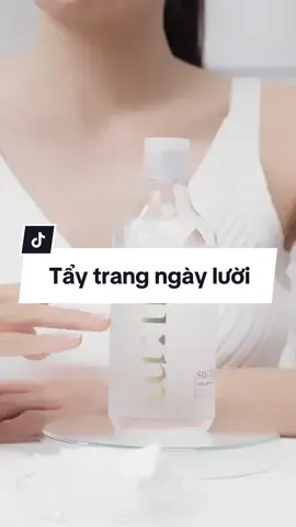 Nước tẩy trang với thành phần từ nguồn gốc thực vật giàu ẩm, dễ dàng loại bỏ các tạp chất từ sâu trong lỗ chân lông mà không gây kích ứng. Trải nghiệm hiệu quả tẩy trang đa năng, nhanh chóng và tiện lợi, cho nàng “up mood” ngày lười, cùng su:m37° chăm da sạch khỏe, mượt mà! #sum37 #sum37vietnam #beauty #cleansingwater #taytrang 