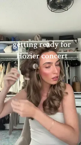 the bigger the hair the closer to God !!!! #rollers #blowout #summerhair #hozier 