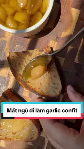 Tâm sự một đêm mất ngủ, đi bóc tỏi và làm món garlic confit - tỏi ngâm dầu olive sấy chậm trong lò.  CÔNG THỨC GARLIC CONFIT - Bóc tỏi, bỏ vào khay hay chén nhỏ - Đổ ngập dầu olive, thêm xíu muối, lá hương thảo/cỏ xạ hương nếu thích. - Nướng ở 120°C trong 1 tiếng đầu, giảm xuống còn 90°C trong nửa tiếng tiếp theo. - Có thể để tỏi trong ngăn mát tủ lạnh để bảo quản ăn dần. #dinhhang #dinhhangdichoi #nauan #nauancungtiktok #longervideos #learnontikok #garlicconfit #banhmi #banhmisourdough #banhmimenchua #banhmimentunhien #toi #chualanh