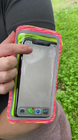 🏃‍♀ ¡Lleva tu música contigo mientras entrenas con este increíble brazalete deportivo para tu móvil! 🎵 Nunca más te pierdas una llamada o una canción durante tu carrera. ¡Dale a tu entrenamiento un impulso de comodidad y estilo con este accesorio imprescindible! 💪 #Entrenamiento #BrazaleteDeportivo #MúsicaEnMovimiento #Fitness #brazalete 