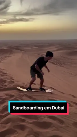 Minha primeira vez no deserto de Dubai praticando Sandboarding… e olha no que deu 🤣  #dubai #sandboarding #desert 