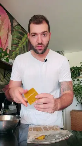 Caldo de legumes em 2 versões: Me segue aqui antes de continuar! Você vai me ver usando ele aqui em várias receitas. 📝A proporção é simples 50% cebola 25% Cenoura 25% Salsão Eu geralmente faço com pelo menos 2kg de cebola ❓Precisa seguir a proporção a risca ? NÃO Eu mesmo faço no olho, e se tiver mais legumes como alho poró, funcho, até uma batata as vezes, vai junto pq não? 🍃Gosto de usar os aromáticos como folha de louro, semente de mostarda e pimenta preta também. ❄️A durabilidade congelado é de 3 meses, e isso vai te ajudar e muito a dar mais sabor em TODOS os seus preparos. Comenta aqui se gostou da receita e vai aderir para a sua cozinha. #receitas #cozinha #caldodelegumes #receitasimples #receitafacil #foodtiktok #Foodie 