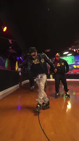 #jbskating #blackpeopleskating #trending #rollerskaters #skatingtips #fyp #rollerskatingtiktok #rollerskatingtricks #viraltiktok 