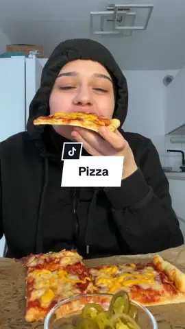 Mein 2 Acc @Lana's.STUFF  Knoblauchöl  2  große Knollen Knoblauch 🧄  1 l Öl (nehme entweder Olivenöl oder Rapsöl)                                    - Knoblauch schälen, klein schnibbeln.  - Knoblauch & Öl in ein Einmachglas geben verschließen - Glas ein paar mal um die eigene Achse drehen - ca. 3 - 5 Tage an einem dunklen Ort aufbewahren  - Knoblauch aus dem Öl nehmen fertig  PIZZATEIG 👉🏻 @Lana  #knoblauch #fyp #food #essen #diät #abnehmen #mukbang #lecker #pizza 