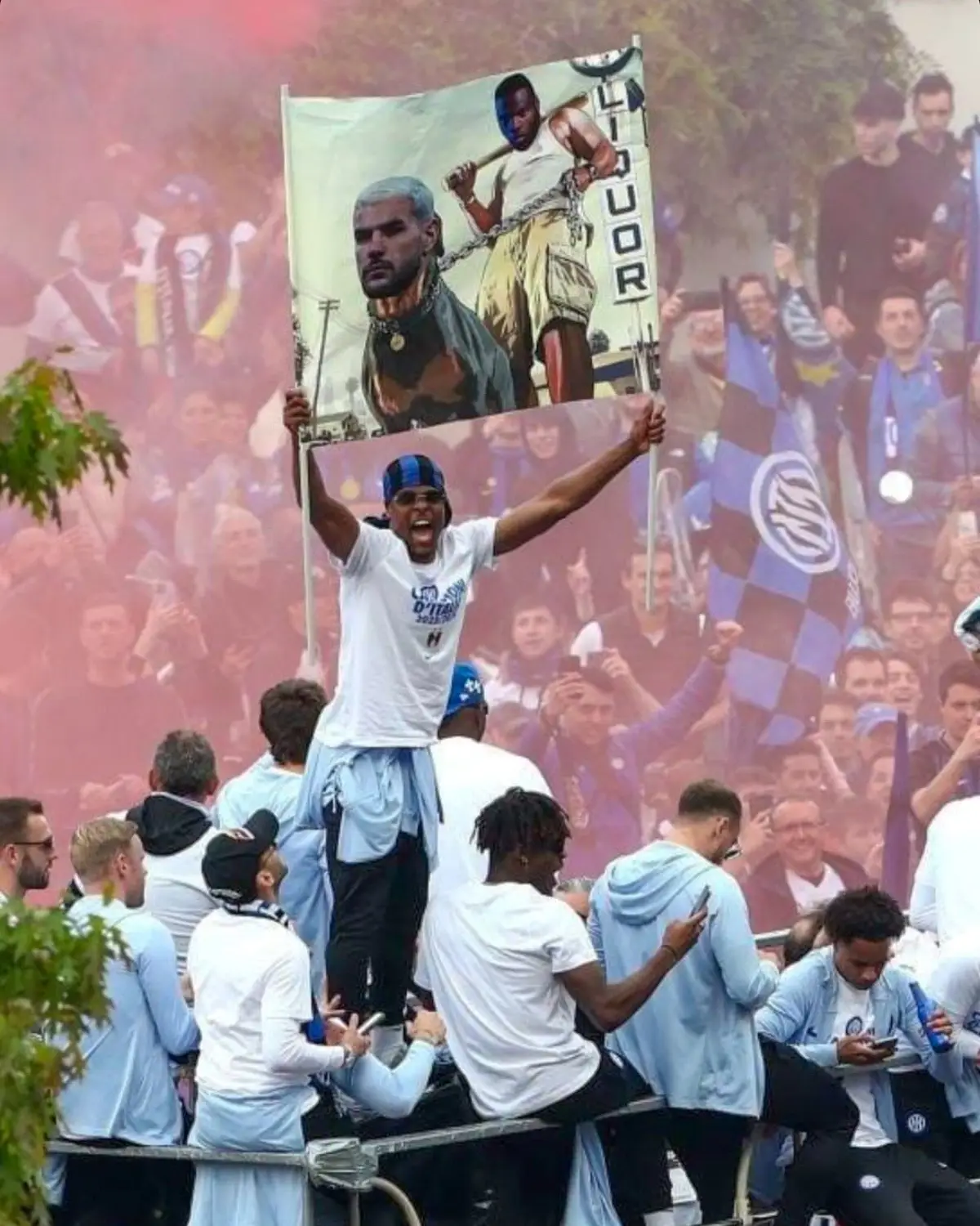 #intermilan #derbydimilano #campioniditalia #fcinter #fcinternazionale #secondastella #fcinter1908 #amala #pazzainteramala #tricolore #campioni #milanosiamonoi #seriea #campionato 