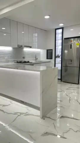 Cocina integral fabricada con materiales de alta calidad,madera RH 19mm color blanco meson en piedra sinterizada #cocinasbonitas #cocinasdelujo #cocinasmodernas 