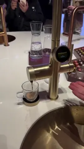 Por que ter uma cafeteira quando você pode ter uma torneira cheia de estilo e que serve um expresso quentinho, diretamente na sua xícara ? Sim, é isso mesmo que você leu! Milan Design Week chega abalando as estruturas com uma invenção que vai revolucionar as cozinha dos apaixonados por café! ☕ Quem diria que iríamos viver para ver o dia em que escolheríamos a torneira com base no nosso gosto pelo café? É Milan Design Week, você nunca deixa de nos surpreender. 😂 Se você também é como nós, ama uma novidade, marque ou compartilhe com aquele amigo que adora café e amaria ter essa torneira em casa! 😉 Vídeo não autoral. ©️ Todos os direitos reservados aos responsáveis #milãodesignweek #rosaromanomoveisplanejados #móveisemflorianópolis #moveisplanejados #moveisplanejadosemflorianopolis #cozinhamoderna #arquitetosatualizados #inspiraçãonodesign #torneiraquefazcafé
