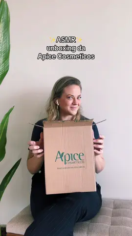 ASMR da caixinha mais recheada que você já viu! Quem não gostaria de ganhar uma assim? ✨💖  #asmr #cacheadas #cachos 