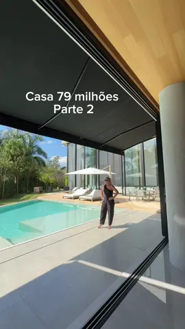 Continuamos na casa à venda por 79 milhões no Tamboré 2 em Alphaville SP, entramos agora na área gourmet da casa que tem como destaque um piso em vidro que deixa como vitrine seu carro estacionado na garagem, que fica na parte debaixo da casa, a cozinha do dia a dia em posição estratégica atende perfeitamente a área gourmet quanto a sala de jantar, a arquitetura do imóvel tem uma planta circular deixando integrados todos os ambientes deste piso!  E sim… teremos a parte 3, e vcs não vão acreditar no espaço lazer dessa casa! @Guilherme Ciasca  #mansoes #tambore #alphaville #casa79milhoes #casas #luxo #arquitetura #construcao #vendadeimoveis #cinema #academia #garagem