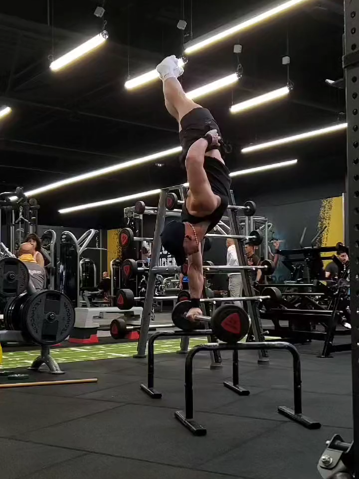 People are reacting to a calisthenics athlete working out at the gym #BVIRAL@flagthenix