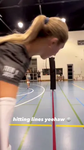 someone teach me to hit like an opposite and not a middle 🥴  cc: #karainskip Athlete: Kara  • • • #volleyball #womensvolleyball #athlete #volleyballplayer #volleyballteam #middleblocker #provolley #volleyballplayers #womeninsport #sport #professionalathlete #athletic #tiktok #tiktokviral 
