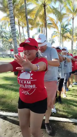 Cuando todos dependemos de todos para alcanzar nuestro objetivo 😬 Vive la mejor experiencia #teambuilding by Coach-ers 🌴😎 #teambuilding #capacitacion #integracion #viral #video #fyp #quito #ecuador #dinamicas #empresas #ambato #juegos #playa 