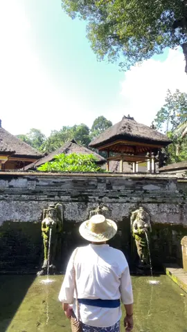 Salah satu Cagar Budaya yg terletak di Kabupaten Gianyar Bali yg smpai saat ini masih banyak dikunjungi oleh wisatawan asing maupun lokal ✨ sukajalansendiri #plesir #goagajah #temple #gianyar #explorebali #fyp #CapCut @On The Way Melali 