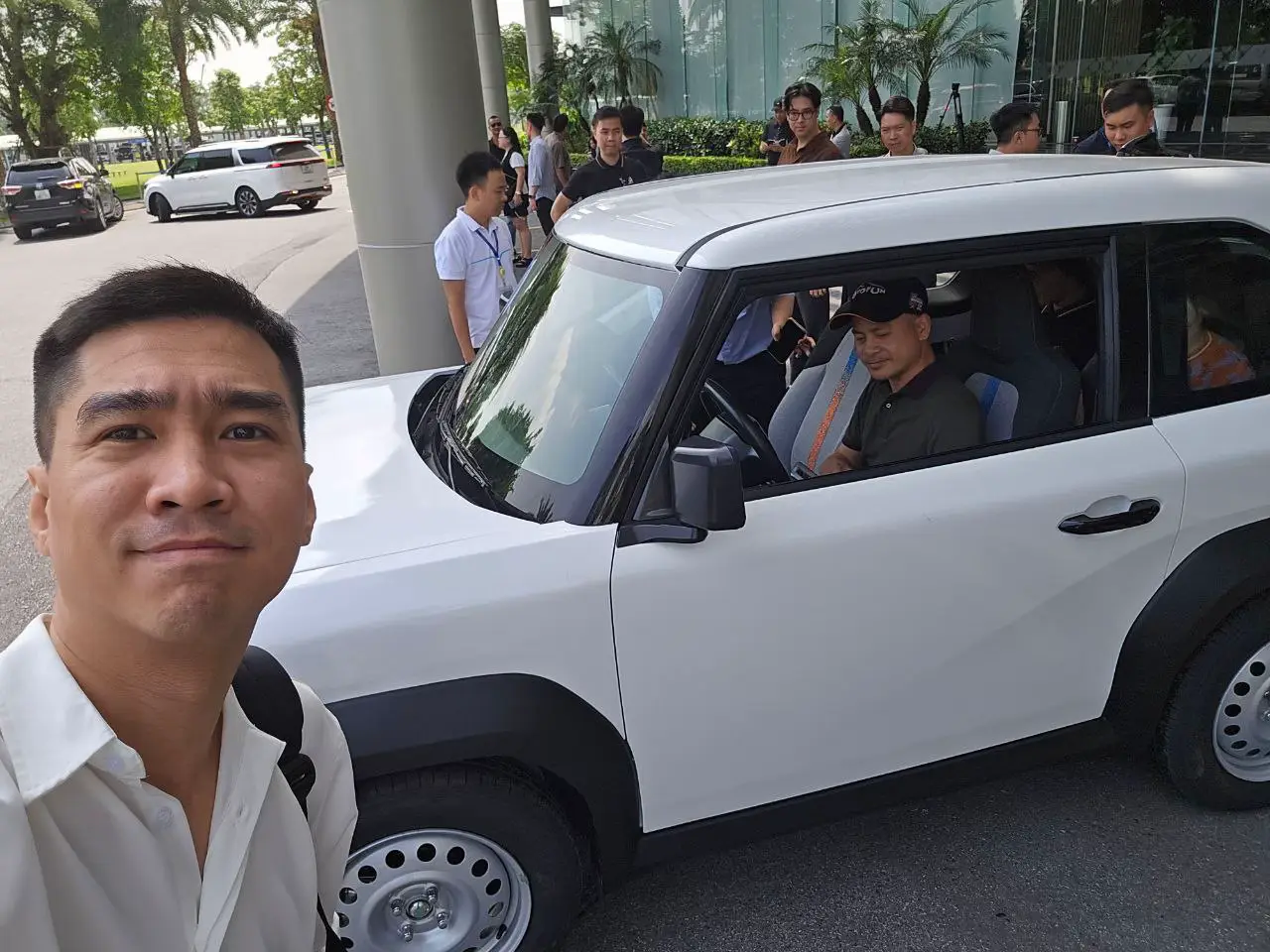 Đừng quên những ưu đãi cực khủng từ VinFast . Đặt cọc chỉ với 15 triệu đồng  . Mức giá đặc biệt lần lượt là 235 triệu đồng/xe (chưa bao gồm pin) và 315 triệu đồng/xe (kèm pin). . Miễn phí gói lựa chọn màu ngoại thất 8 triệu đồng  . Đặc quyền phiên bản giới hạn cho 6868 KH đầu tiên Bên cạnh đó sẽ có một phần quà từ PewPew - Balo PewPew - Pack Giấy Ướt Deeyeo - Combo Sịp PewPew Mình thật sự rất mong chờ VF3 và đã đặt cho mình một chiếc để trải nghiệm, còn bạn thì sao? Nhanh tay nhận ưu đãi cực lớn từ VinFast nhé! Bên cạnh đó rất mong Quý khách hàng/ Khán giả cọc xe chọn vào mục “Giới thiệu khách hàng mới dành cho KOLs/Nội bộ Tập đoàn