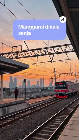 Manggarai atas kalo sepi & cuaca cerah memang juara 🤩. #krlcommuterline #senja #langitaesthetic #jakarta #manggarai #fyppppppppppppppppppppppp #keretaapiindonesia #kai121_ #sunset #jakartaselatan  #videokeretaapi @KAI121 