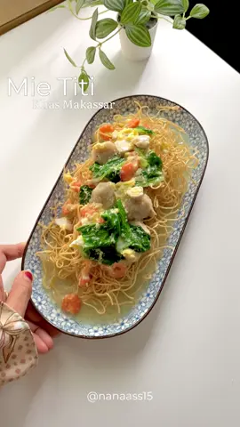 Mie Titi Khas Makassar   Disclaimer : Berdasarkan hasil googling ternyata mie titi ada berbagai versi, ada yang pake bawang merah, kemiri dll . Tapi aku ambil yang umum ajah, bumbunya cuman yang ada dibawah👇🏻  Bahan - Mie basah  - 4 siung bawang putih (haluskan) - Daging ayam (dada) - Bakso - Udang - Air secukupnya - Bumbu (lada bubuk, garam, penyedap rasa) - Sayur sawi - 2 butir telur - Larutan maizena Enjoy!!! #mie  #resepmie  #mietitimakassar  #khasmakassar  #reseptiktok  #makanan  #fyp  #foodfestontiktok 