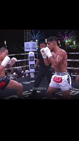 Feint ve şaşırtmacalı vuruşlar, bir boksörün en etkili silahlarından biridir ve dövüşteki üstünlüğü sağlamanın anahtarıdır. Feint, rakibi kandırmak için yapılan sahte bir harekettir. Bu hareket, rakibin savunmasını açmak veya onu yanıltarak hata yaptırmak için kullanılır. Şaşırtmacalı vuruşlar ise rakibi tahmin etmeye zorlamak ve beklenmedik bir şekilde saldırıya geçmek için kullanılır. Bu, hamleler rakibin oyun planına zarar vererek dövüşünü zayıflatır. Feint ve şaşırtmacalı vuruşlar, boksun ve diğer dövüş sporlarının sadece fiziksel değil aynı zamanda zihinsel bir oyun olduğunu gösterir. Rakibinizi okuyabilme yeteneği ve doğru zamanda doğru hamleyi yapabilme becerisi, bir boksörü sadece iyi bir dövüşçü değil, aynı zamanda akıllı bir stratejist yapar. Bu nedenle, antrenman yaparken feint ve şaşırtmacalı vuruşlara odaklanmak önemlidir. Bu teknikleri ustalaşmak, sizi rakipleriniz karşısında daha etkili ve öngörülemez hale getirecek ve dövüşün akışını kontrol etmenizi sağlayacaktır. Unutmayın, dövüşmek sadece kuvvet değil,bir çok donanımın toplamıdır ve bunlardan en önemlisi zekadır.  #Boks #Feint  #Zeka #Strateji #DövüşSanatı #mma #şaşırtmaca #öngörülemez #dövüşçü 