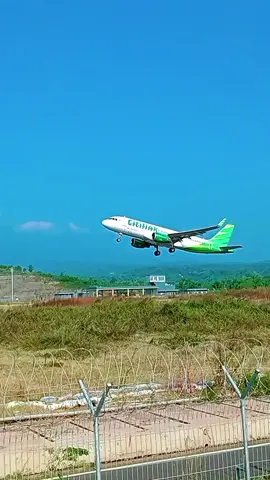 bandara dhoho kediri .. nuruti bocil lihat pesawat 😁 #bandaradhohokediri #citylink #pesawatcitilink #dhohointernasionalairpot #viralvideo #vypシ #bandaradhohokedirifyp 