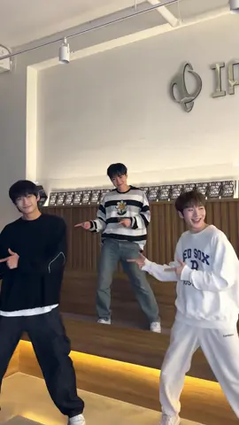 가랏 오엑몬 ⚡️ #OMEGA_X #오메가엑스 #HWICHAN #휘찬 #TAEDONG #태동 #KEVIN #케빈