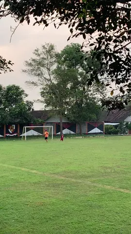 tadi sore lagi motoran sendirian tbtb ngeliat ada ayah sama anak lagi main bola bareng lucuuu bangettt yaaa mereka keliatan bahagia banget🥰🥹semoga bapakku juga bahagia selalu di surgaa yaa pak🤍🤍sehat selalu untuk seluruh ayah hebat di dunia🌻 #ayah 