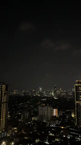 Keindahan gemerlap kota Jakarta di malam hari 🌃😍 #jakarta #placetogojkt #explorejakarta #cityview #jktfyp #fyp #cityvibes #citylights #visitplacerandom 
