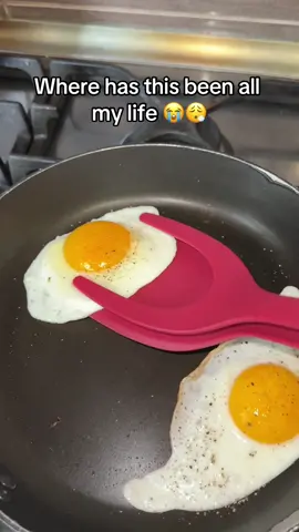 Where was this 69 years ago 😢#kitchenhack #kitchengadgets #egg #cooking 