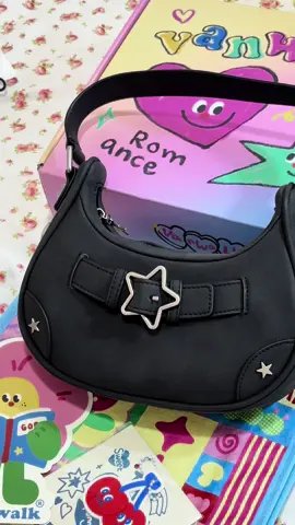 as a girl who loves kili kili bag this is for u!! it is very spacious and has a lot of pockets inside this is very perfect when you go out!! #vanwalk #vanwalkph #vanwalkbag #kilikilibag @Vanwalk_PhilippinesOfficial 