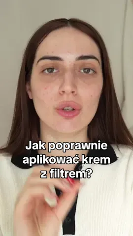 Sezon letni się rozpoczyna, więc przypomnijmy sobie, ile powinniśmy nakładać kremu z filtrem? Najprościej pokazać to na dwóch placach u dłoni! Taką ilość nakładamy na całą twarz, ale również na szyję zahaczając o dekolt. Pamiętajcie, że krem z filtrem to ostatni etap naszej porannej pielęgnacji, a używamy go przez cały rok. W czasie, kiedy przebywacie więcej na ostrym słońcu reaplikacja co dwie godziny to podstawa! A dodatkowo, aby uzyskać efekt zdrowej i rozświetlonej skóry sięgnijcie po nowiutki krem z SPF 50+ od Garnier! Wzbogacony o witaminę C w składzie, która dodatkowo zadba o rozjaśnienie przebarwień. Dostępny w wersji bezbarwnej oraz Glow z lekkim pigmentem 🌸 @garnierpolska #garnier #skincare #vitaminC #garnierVitaminC #uvfluid [współpracapłatna]