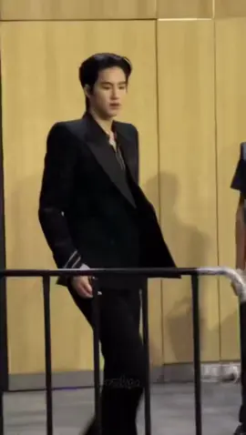 ห๊าาา สูทดำหล่อมาก ละปลดกระดุมทำไมอีก ตายๆๆๆ นี่จะอยู่ไม่ได้แล่วว🔥😭 #phutatchai #ภูธัชชัย 
