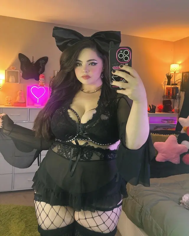 hiiiiiiiiiiii #fyp #blairebabie666 #thicktok #plussizestyle #plussizefashion #thickhair #makeup #foryoupage #outfitinspo #maximalism #emo #gothstyle 